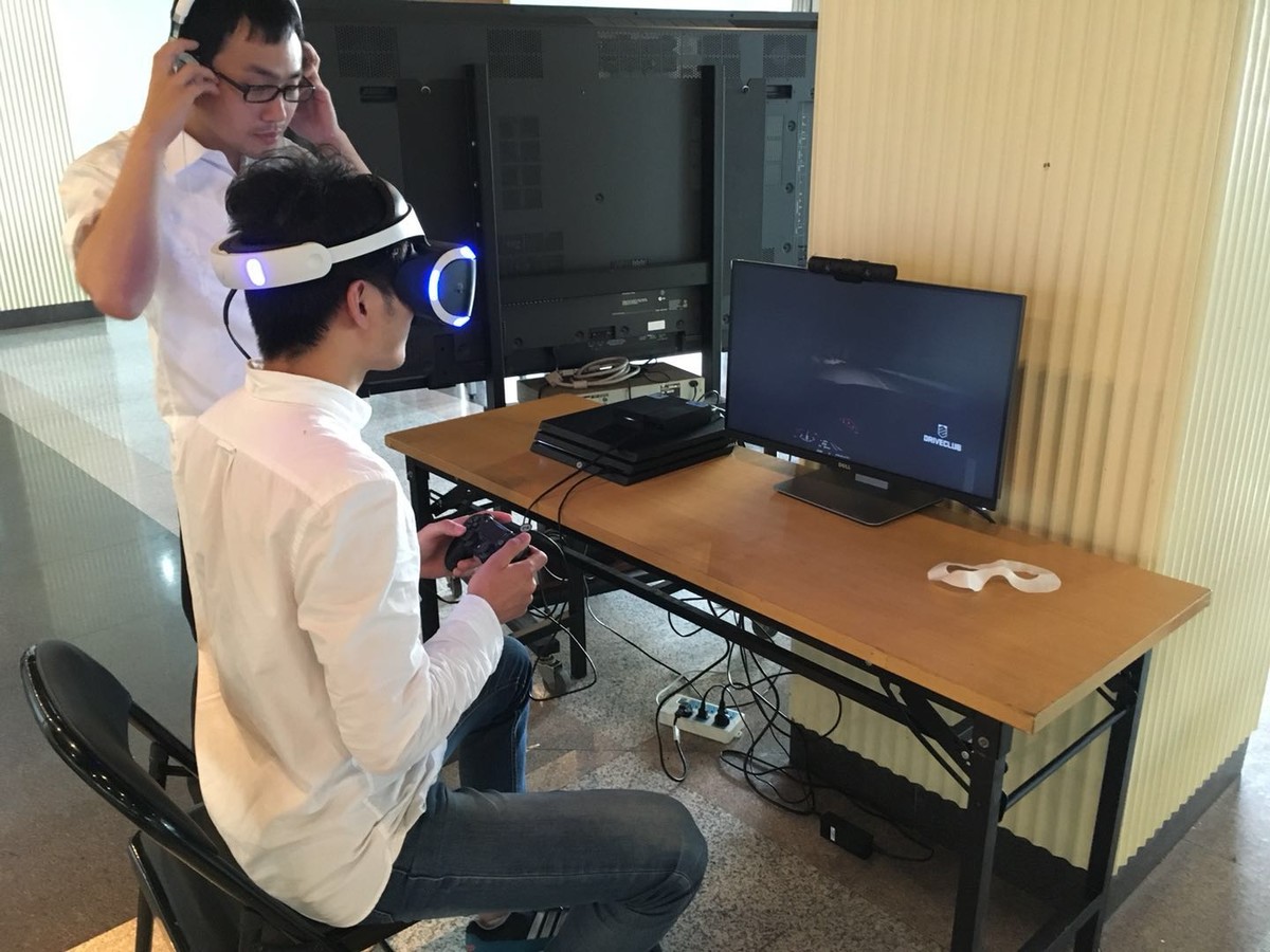 直播课教师在调试VR设备和课件测试 直播课教师在调试VR设备和课件测试